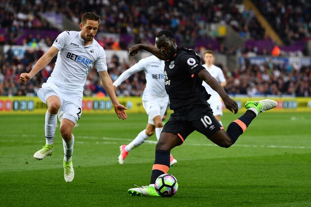 SWANSEA, WALES - MAY 06:  Romelu Lukaku of Everton shoots during the Premier League match between Swansea City and Everton at the Liberty Stadium on May 6, 2017 in Swansea, Wales.  (Photo by Dan Mullan/Getty Images)