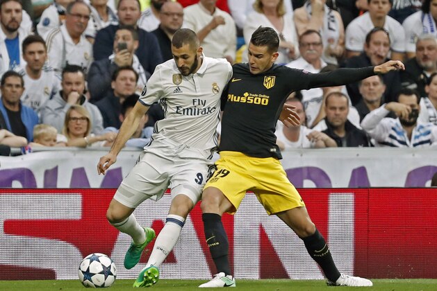 MADRID, SPAIN - MAY 02: Benzema of Real Madrid and Lucas Henandez of Atletico de Madrid battle for the ball during the UEFA Champions League semi-final first leg match between Real Madrid CF and Club Atletico de Madrid at Estadio Santiago Bernabeu on May 2, 2017 in Madrid, Spain. (Photo by TF-Images/Getty Images)