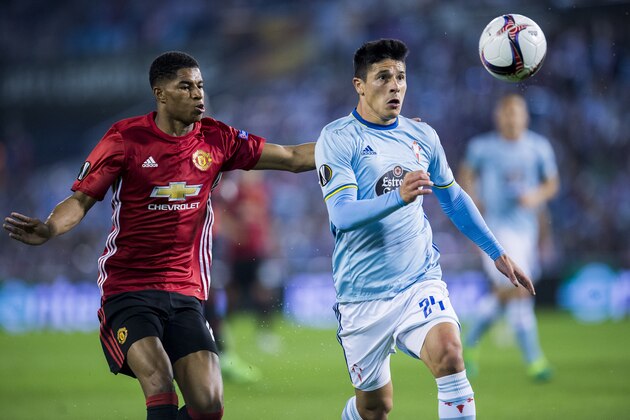 VIGO, SPAIN - MAY 04:  Marcus Rashford of Manchester United duels for the ball with Eduardo Berizzo of RC Celta De Vigo during the Uefa Europa League, semi final first leg match, between Real Club Celta De Vigo and Manchester United FC at Estadio Balaidos on May 4, 2017 in Vigo, Spain.  (Photo by Juan Manuel Serrano Arce/Getty Images)