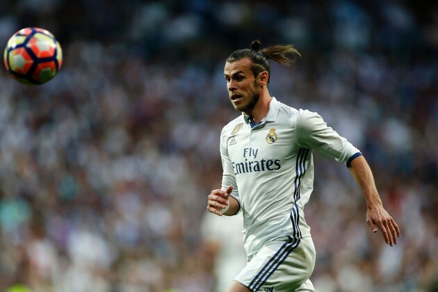 Real Madrid's Welsh forward Gareth Bale goes for the ball during the Spanish league football match Real Madrid CF vs FC Barcelona at the Santiago Bernabeu stadium in Madrid on April 23, 2017. / AFP PHOTO / OSCAR DEL POZO        (Photo credit should read OSCAR DEL POZO/AFP/Getty Images)