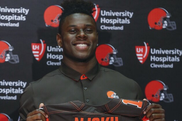 Cleveland Browns' David Njoku poses for photos during a news conference at the NFL team's training facility, Friday, April 28, 2017, in Berea, Ohio. (AP Photo/Ron Schwane)