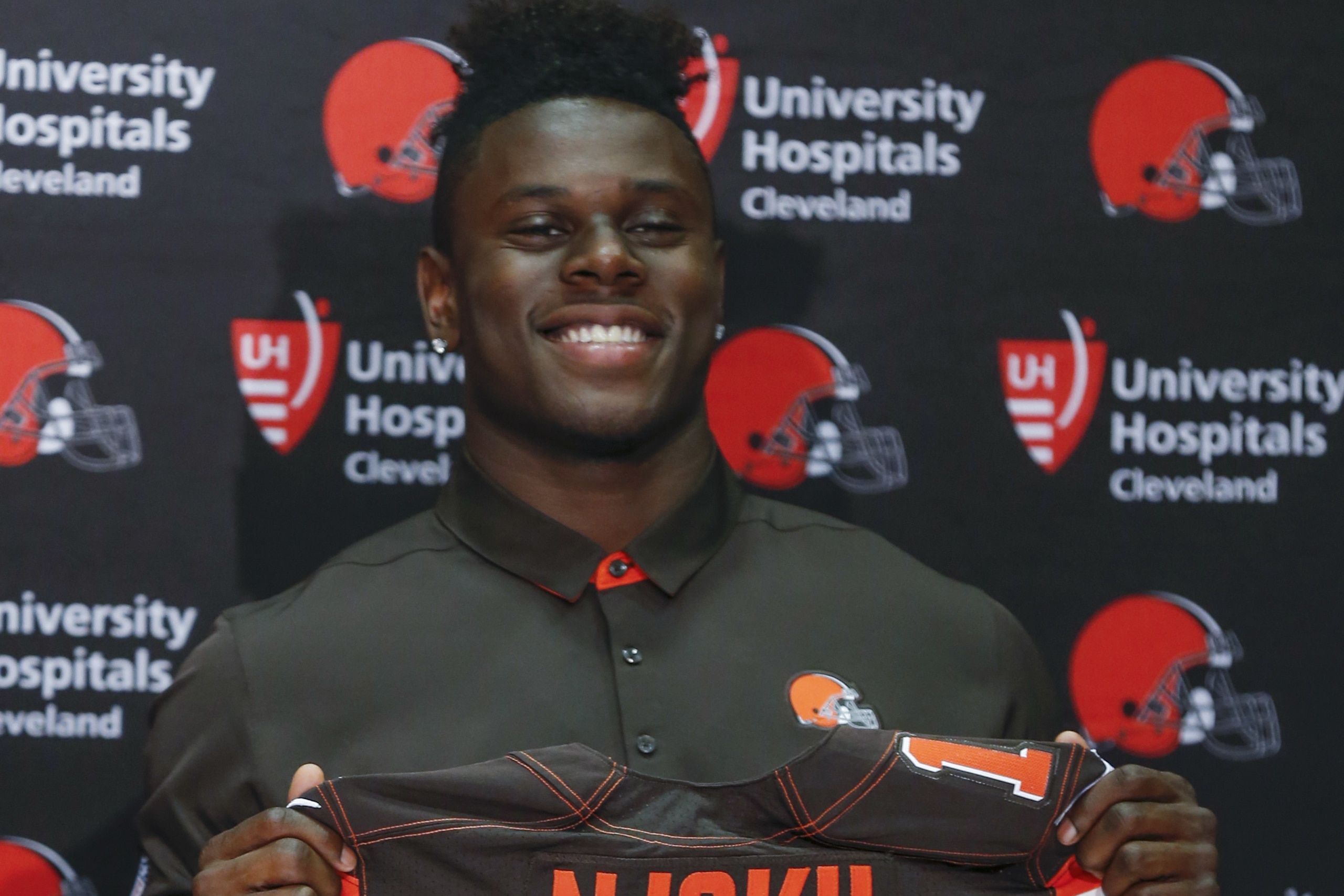 Cleveland Browns' David Njoku poses for photos during a news conference at the NFL team's training facility, Friday, April 28, 2017, in Berea, Ohio. (AP Photo/Ron Schwane)