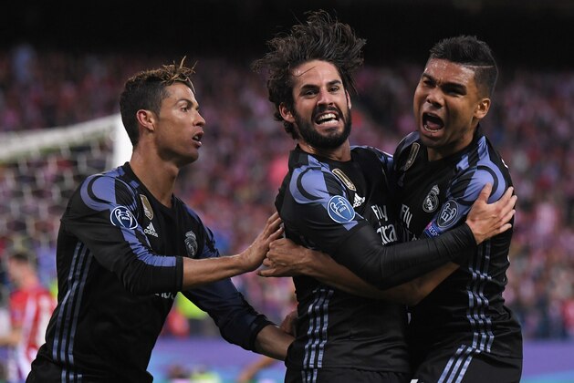 MADRID, SPAIN - MAY 10:  Isco (C) of Real Madrid celebrates scoring his team's opening goal with Cristiano Ronaldo (L) and Casemiro during the UEFA Champions League Semi Final second leg match between Club Atletico de Madrid and Real Madrid CF at Vicente Calderon Stadium on May 10, 2017 in Madrid, Spain.  (Photo by Laurence Griffiths/Getty Images)