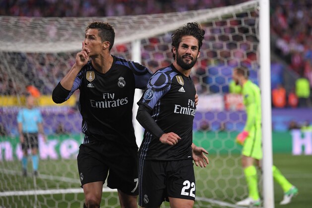 MADRID, SPAIN - MAY 10:  Isco (R) of Real Madrid celebrates scoring his team's opening goal with Cristiano Ronaldo during the UEFA Champions League Semi Final second leg match between Club Atletico de Madrid and Real Madrid CF at Vicente Calderon Stadium on May 10, 2017 in Madrid, Spain.  (Photo by Laurence Griffiths/Getty Images)