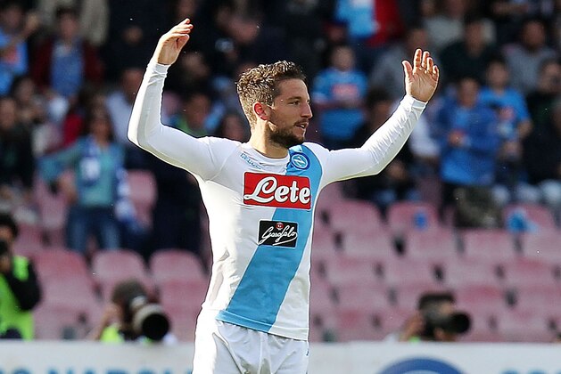 NAPLES, ITALY - MAY 06:  Dries Mertens of SSC Napoli celebrates after scoring goal 1-0 during the Serie A match between SSC Napoli and Cagliari Calcio at Stadio San Paolo on May 6, 2017 in Naples, Italy.  (Photo by Francesco Pecoraro/Getty Images)