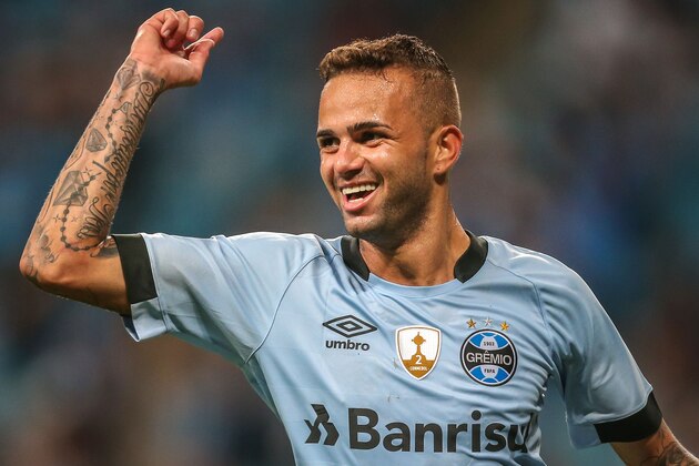Luan of Brazil's Gremio celebrates with teammates after scoring against Chile's Deportes Iquique during their Copa Libertadores 2017 football match held at the Arena do Gremio stadium, in Porto Alegre, Brazil, on April 11, 2017. / AFP PHOTO / JEFFERSON BERNARDES        (Photo credit should read JEFFERSON BERNARDES/AFP/Getty Images)