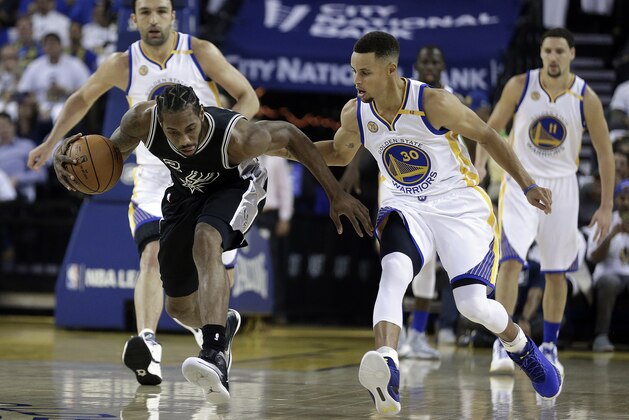 San Antonio Spurs' Kawhi Leonard, left, recovers a loose ball past Golden State Warriors' Stephen Curry (30) during the first half of an NBA basketball game Tuesday, Oct. 25, 2016, in Oakland, Calif. (AP Photo/Ben Margot)