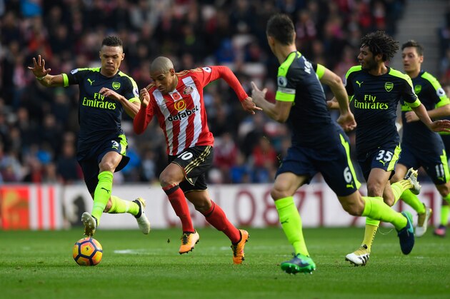 SUNDERLAND, ENGLAND - OCTOBER 29:  Sunderland player Wahbi Khazri  (2nd l) makes a break during the Premier League match between Sunderland and Arsenal at Stadium of Light on October 29, 2016 in Sunderland, England.  (Photo by Stu Forster/Getty Images)