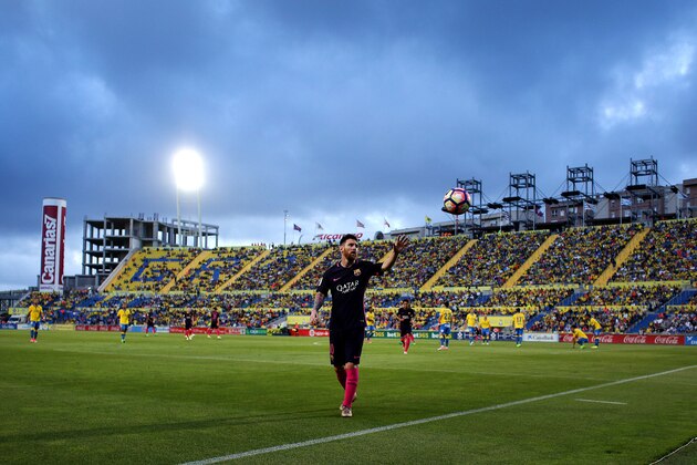 LAS PALMAS, SPAIN - MAY 14: Lionel Messi of Barcelona collects the ball as he comes to take a corner during the La Liga match between UD Las Palmas and Barcelona at Estadio de Gran Canaria on May 14, 2017 in Las Palmas, Spain. (Photo by Charlie Crowhurst/Getty Images)