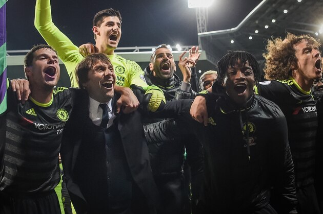 WEST BROMWICH, ENGLAND - MAY 12:  Cesar Azpilicueta, manager Antonio Conte, Thibaut Courtois, Nathaniel Chalobah and David Luis of Chelsea celebrate winning the league after the Premier League match between West Bromwich Albion and Chelsea at The Hawthorns on May 12, 2017 in West Bromwich, England. Chelsea are crowned champions after a 1-0 victory against West Bromwich Albion.  (Photo by Michael Regan/Getty Images)
