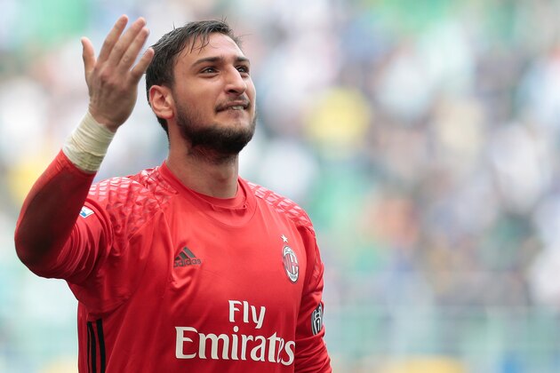 MILAN, ITALY - APRIL 15:  Gianluigi Donnarumma of AC Milan salutes the fans at the end of the Serie A match between FC Internazionale and AC Milan at Stadio Giuseppe Meazza on April 15, 2017 in Milan, Italy.  (Photo by Emilio Andreoli/Getty Images )