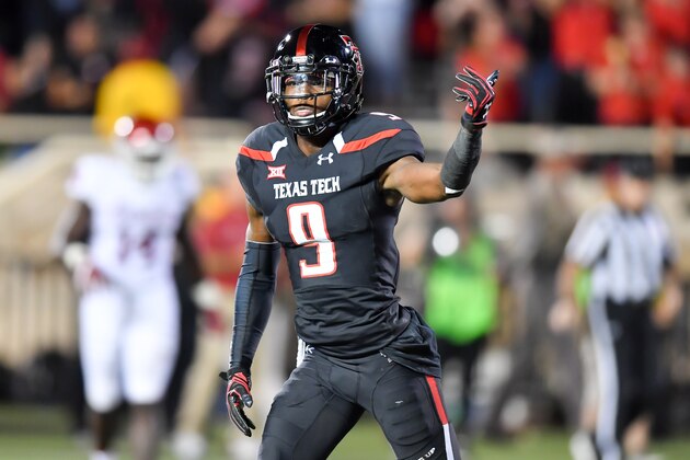 LUBBOCK, TX - OCTOBER 22: Jonathan Giles #9 of the Texas Tech Red Raiders reacts to scoring a touchdown during the game between the Texas Tech Red Raiders and the Oklahoma Sooners on October 22, 2016 at AT&T Jones Stadium in Lubbock, Texas. Oklahoma won the game 66-59. (Photo by John Weast/Getty Images)