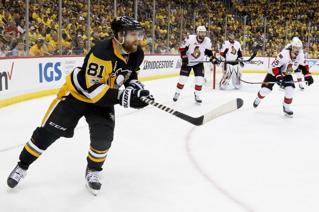 Pittsburgh Penguins' Phil Kessel (81) plays against the Ottawa Senators in the second period of Game 2 of the Eastern Conference final in the NHL hockey Stanley Cup playoffs between the Pittsburgh Penguins and the Ottawa Senators, Monday, May 15, 2017, in Pittsburgh. (AP Photo/Gene J. Puskar)