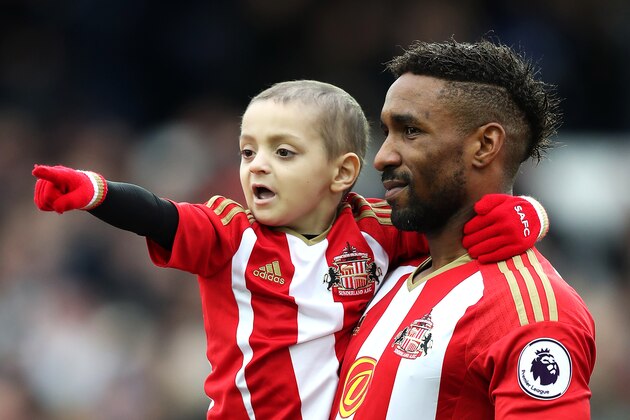 LIVERPOOL, ENGLAND - FEBRUARY 25: Sunderland mascot Bradley Lowery points to the crowd as Jermaine Defoe looks on ahead of during the Premier League match between Everton and Sunderland at Goodison Park on February 25, 2017 in Liverpool, England. (Photo by Chris Brunskill Ltd/Getty Images)