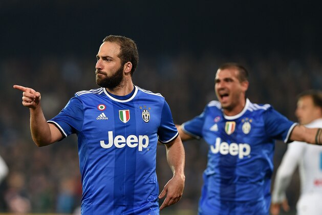 NAPLES, ITALY - APRIL 05:  Gonzalo Higuain of Juventus FC celebrates after scoring goal 1-2 during the TIM Cup match between SSC Napoli and Juventus FC at Stadio San Paolo on April 5, 2017 in Naples, Italy.  (Photo by Francesco Pecoraro/Getty Images)