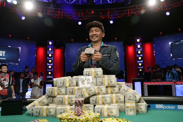 Qui Nguyen poses for photographers after winning the World Series of Poker Main Event, Wednesday, Nov. 2, 2016, in Las Vegas. (AP Photo/John Locher)