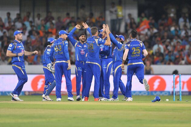 Mumbai Indians' Tim Southee (C) celebrate with teammates the wicket of Sunrisers Hyderabad Shikhar Dhawan during the 2016 Indian Premier League (IPL) Twenty20 cricket match between Sunrisers Hyderabad and  Mumbai Indians at The Rajiv Gandhi International Stadium in Hyderabad on April 18, 2016. / AFP / NOAH SEELAM / ----IMAGE RESTRICTED TO EDITORIAL USE - STRICTLY NO COMMERCIAL USE----- / GETTYOUT        (Photo credit should read NOAH SEELAM/AFP/Getty Images)