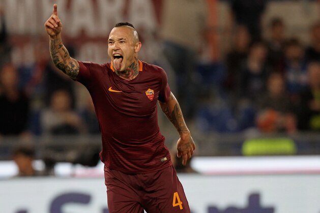 ROME, ITALY - MAY 14:  Radja Nainggolan of AS Roma celebrates after scoring the team's third goal during the Serie A match between AS Roma and Juventus FC at Stadio Olimpico on May 14, 2017 in Rome, Italy.  (Photo by Paolo Bruno/Getty Images )