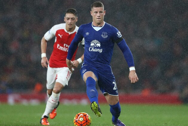 Arsenal's German midfielder Mesut Ozil (L) vies with Everton's English midfielder Ross Barkley during the English Premier League football match between Arsenal and Everton at the Emirates Stadium in London on October 24, 2015. AFP PHOTO / JUSTIN TALLIS

RESTRICTED TO EDITORIAL USE. No use with unauthorized audio, video, data, fixture lists, club/league logos or 'live' services. Online in-match use limited to 75 images, no video emulation. No use in betting, games or single club/league/player publications.        (Photo credit should read JUSTIN TALLIS/AFP/Getty Images)