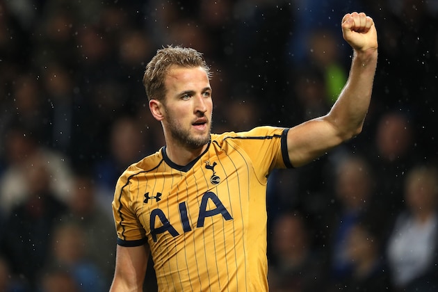LEICESTER, ENGLAND - MAY 18:  Harry Kane of Tottenham Hotspur celebrates scoring a goal to make it 1-3 during the Premier League match between Leicester City and Tottenham Hotspur at The King Power Stadium on May 18, 2017 in Leicester, England.  (Photo by Matthew Ashton - AMA/Getty Images)