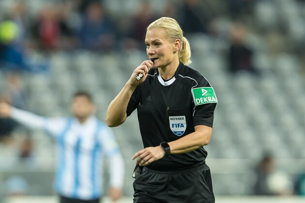 MUNICH, GERMANY - NOVEMBER 21: refereein Bibiana Steinhaus in action   during the Second Bandesliga match between TSV 1860 Muenchen and 1. FC Kaiserslautern at Allianz Arena on November 21, 2016 in Munich, Germany.  (Photo by TF-Images/Getty Images)