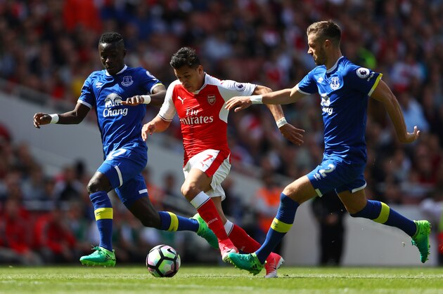 LONDON, ENGLAND - MAY 21: Alexis Sanchez of Arsenal is chased down by Morgan Schneiderlin of Everton (R) during the Premier League match between Arsenal and Everton at Emirates Stadium on May 21, 2017 in London, England.  (Photo by Paul Gilham/Getty Images)