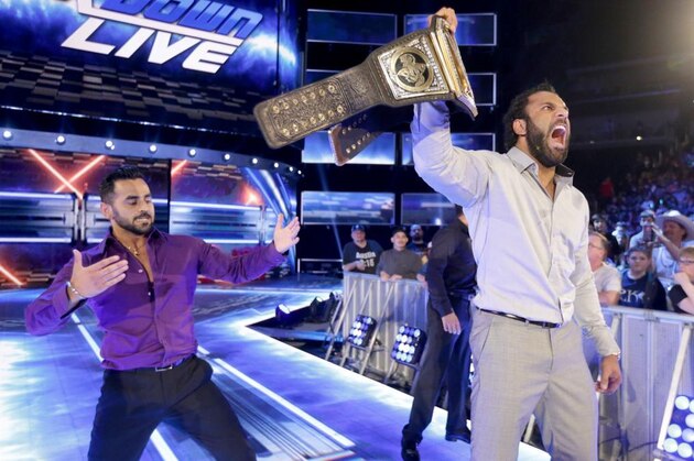 Jinder Mahal taunting Randy Orton with his stolen WWE title.