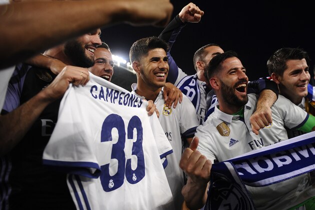 Real Madrid's players celebrate at the end of a Spanish La Liga soccer match between Malaga and Real Madrid in Malaga, Spain, Sunday, May 21, 2017. Real Madrid wins the Spanish league for the first time in five years, avoiding its biggest title drought since the 1980s. (AP Photo/Daniel Tejedor)