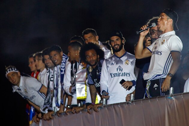 Real Madrid's Portuguese forward Cristiano Ronaldo (R) celebrates with teammates the team's win on Plaza Cibeles in Madrid on May 21, 2017 after the Sparish league football match Malaga CF vs Real Madrid CF held at La Rosaleda stadium in Malaga on May 21, 2017.
Madrid sealed a first La Liga title in five years on Sunday -- and 33rd in total -- with a 2-0 victory at Malaga to bring a halt to Barcelona's domination of domestic matters having won six of the previous eight titles.

 / AFP PHOTO / OSCAR DEL POZO        (Photo credit should read OSCAR DEL POZO/AFP/Getty Images)