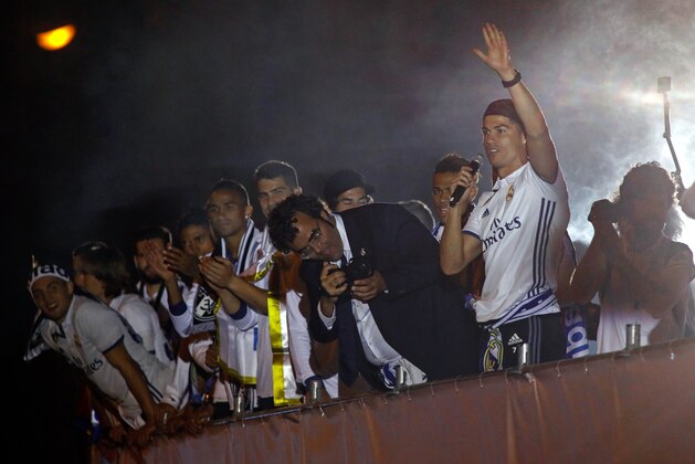 Real Madrid's Portuguese forward Cristiano Ronaldo (R) celebrates with teammates the team's win on Plaza Cibeles in Madrid on May 21, 2017 after the Sparish league football match Malaga CF vs Real Madrid CF held at La Rosaleda stadium in Malaga on May 21, 2017.
Madrid sealed a first La Liga title in five years on Sunday -- and 33rd in total -- with a 2-0 victory at Malaga to bring a halt to Barcelona's domination of domestic matters having won six of the previous eight titles.

 / AFP PHOTO / OSCAR DEL POZO        (Photo credit should read OSCAR DEL POZO/AFP/Getty Images)