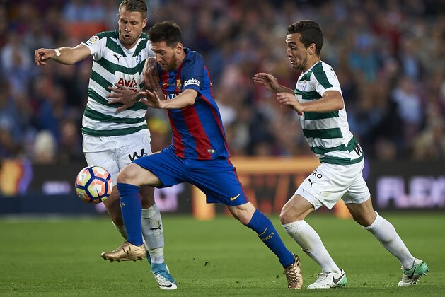 BARCELONA, SPAIN - MAY 21:  Lionel Messi (C) of Barcelona competes for the ball with Florian Lejeune (L) and David Junca (R) of Eibar during the La Liga match between FC Barcelona and SD Eibar at Camp Nou Stadium on May 21, 2017 in Barcelona, Spain.  (Photo by fotopress/Getty Images)