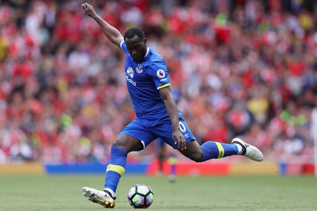 LONDON, ENGLAND - MAY 21:  Romelu Lukaku of Everton in action during the Premier League match between Arsenal and Everton at Emirates Stadium on May 21, 2017 in London, England.  (Photo by Clive Mason/Getty Images)
