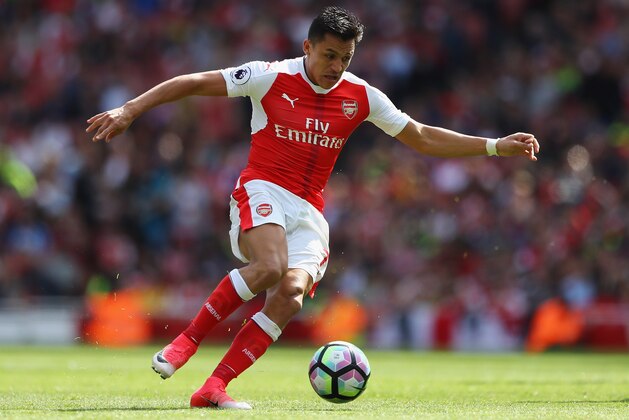LONDON, ENGLAND - MAY 21:  Alexis Sanchez of Arsenal in action during the Premier League match between Arsenal and Everton at Emirates Stadium on May 21, 2017 in London, England.  (Photo by Clive Mason/Getty Images)