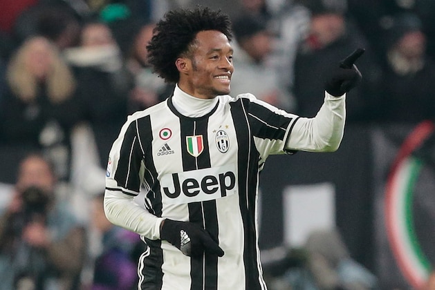 TURIN, ITALY - FEBRUARY 05: Juan Cuadrado of Juventus FC celebrates after scoring the opening goal during the Serie A match between Juventus FC and FC Internazionale at Juventus Stadium on February 5, 2017 in Turin, Italy.  (Photo by Emilio Andreoli/Getty Images)
