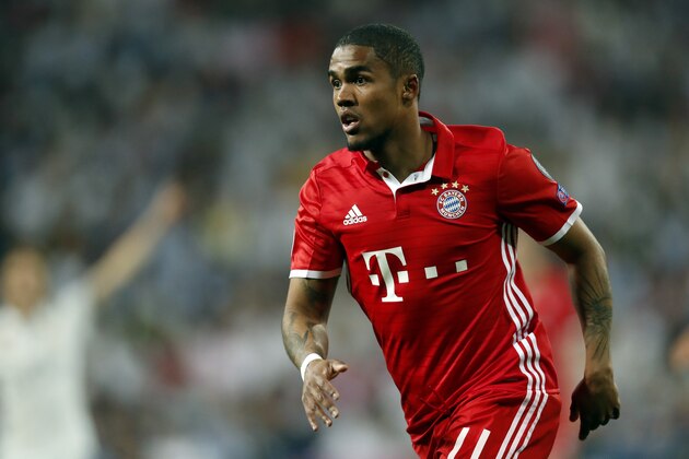 Douglas Costa of Bayern Munichduring the UEFA Champions League quarter final match between Real Madrid and Bayern Munich on April 18, 2017 at the Santiago Bernabeu stadium in Madrid, Spain(Photo by VI Images via Getty Images)