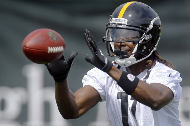 Pittsburgh Steelers wide receiver Markus Wheaton (11) makes a catch during NFL football practice, Wednesday, May 25, 2016, in Pittsburgh. The Steelers will be relying on the rest of the receiving corps to help the offense thrive with wide reciver Martavis Bryant out for the year for violating the league's substance abuse policy. (AP Photo/Keith Srakocic)