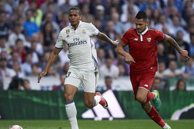 MADRID, SPAIN - MAY 14:  Danilo (L) of Real Madrid competes for the ball with Vitolo of Sevilla during the La Liga match between Real Madrid CF and Sevilla CF at Estadio Santiago Bernabeu on May 14, 2017 in Madrid, Spain.  (Photo by fotopress/Getty Images )