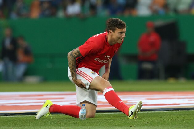 LISBON, PORTUGAL - APRIL 22: SL Benfica's defender from Sweden Victor Lindelof in action during warm up before the start of the Primeira Liga match between Sporting CP and SL Benfica at Estadio Jose Alvalade on April 22, 2017 in Lisbon, Portugal.  (Photo by Gualter Fatia/Getty Images)