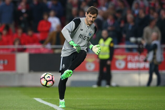 LISBON, PORTUGAL - APRIL 1:  FC Porto's goalkeeper from Spain Iker Casillas during warm up before the start of the Primeira Liga match between SL Benfica and FC Porto at Estadio da Luz on April 1, 2017 in Lisbon, Portugal.  (Photo by Gualter Fatia/Getty Images)