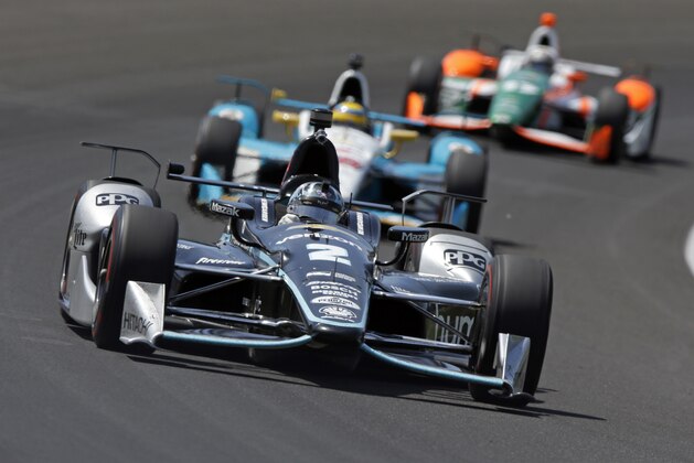 Josef Newgarden leads a packs of car through the first turn during practice for the Indianapolis 500 IndyCar auto race at Indianapolis Motor Speedway, Monday, May 22, 2017, in Indianapolis. (AP Photo/Michael Conroy)