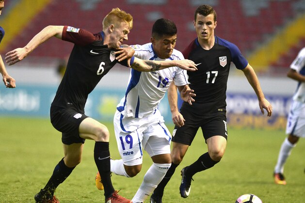 Salvadoran footballer Josue Rivera (C) vies for the ball with US players Justen Glad (L) and Brooks Lennon (R) during their U-20 Concacaf qualifying football match at the National Stadium in San Jose on March 3, 2017. / AFP PHOTO / EZEQUIEL BECERRA        (Photo credit should read EZEQUIEL BECERRA/AFP/Getty Images)