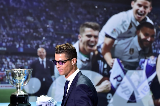 Real Madrid's Portuguese forward Cristiano Ronaldo arrives at the Madrid Town hall on Plaza Cibeles in Madrid on May 22, 2017 during a celeration after the team won the Spanish league football tournament.
Madrid sealed a first La Liga title in five years yesterday -- and 33rd in total -- with a 2-0 victory at Malaga to bring a halt to Barcelona's domination of domestic matters having won six of the previous eight titles.

 / AFP PHOTO / GERARD JULIEN        (Photo credit should read GERARD JULIEN/AFP/Getty Images)