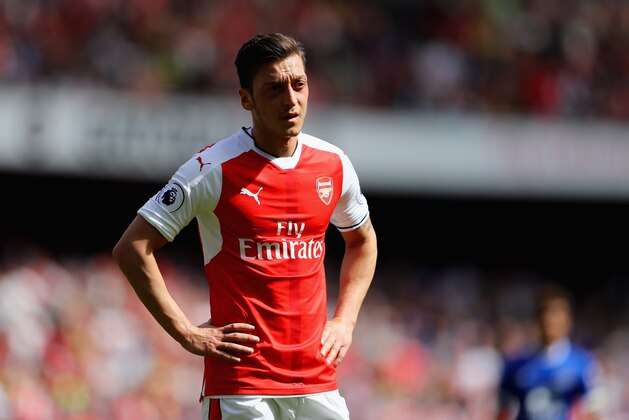 LONDON, ENGLAND - MAY 21:  Mesut Ozil of Arsenal in action during the Premier League match between Arsenal and Everton at Emirates Stadium on May 21, 2017 in London, England.  (Photo by Clive Mason/Getty Images)