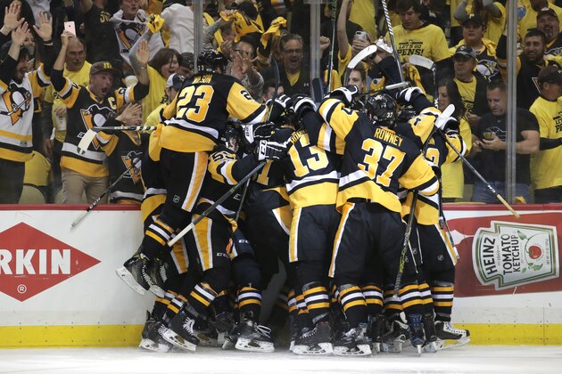 PITTSBURGH, PA - MAY 25:  The Pittsburgh Penguins celebrate after Chris Kunitz #14 scored the game winning goal agianst Craig Anderson #41 of the Ottawa Senators in the second overtime with a score of 3 to 2 in Game Seven of the Eastern Conference Final during the 2017 NHL Stanley Cup Playoffs at PPG PAINTS Arena on May 25, 2017 in Pittsburgh, Pennsylvania.  (Photo by Kirk Irwin/Getty Images)