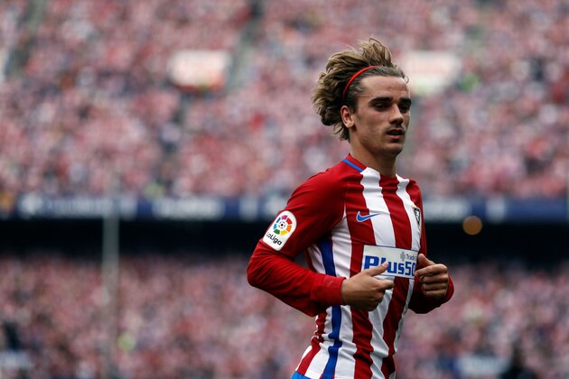 Atletico de Madrid's forward Griezmann runs during the Spanish league football match Club Atletico de Madrid vs Athletic Club Bilbao at the Vicente Calderon stadium in Madrid on May 21, 2017. / AFP PHOTO / OSCAR DEL POZO        (Photo credit should read OSCAR DEL POZO/AFP/Getty Images)