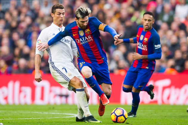 BARCELONA, SPAIN - DECEMBER 03:  Lionel Messi of FC Barcelona conducts the ball next to Cristiano Ronaldo of Real Madrid CF during the La Liga match between FC Barcelona and Real Madrid CF at Camp Nou stadium on December 3, 2016 in Barcelona, Spain.  (Photo by Alex Caparros/Getty Images)
