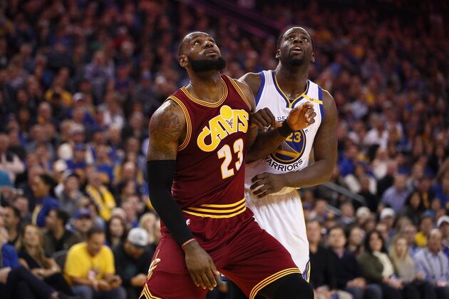 OAKLAND, CA - JANUARY 16:  LeBron James #23 of the Cleveland Cavaliers blocks out Draymond Green #23 of the Golden State Warriors at ORACLE Arena on January 16, 2017 in Oakland, California. NOTE TO USER: User expressly acknowledges and agrees that, by downloading and or using this photograph, User is consenting to the terms and conditions of the Getty Images License Agreement.  (Photo by Ezra Shaw/Getty Images)
