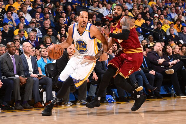 OAKLAND, CA - JANUARY 16: Shaun Livingston #34 of the Golden State Warriors drives to the basket during the game against the Cleveland Cavaliers on January 16, 2017 at ORACLE Arena in Oakland, California. NOTE TO USER: User expressly acknowledges and agrees that, by downloading and or using this photograph, user is consenting to the terms and conditions of Getty Images License Agreement. Mandatory Copyright Notice: Copyright 2017 NBAE (Photo by Noah Graham/NBAE via Getty Images)