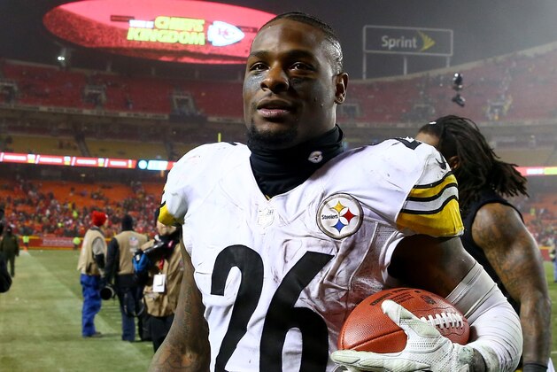 KANSAS CITY, MP - JANUARY 15: Running back Le'Veon Bell #26 of the Pittsburgh Steelers walks off of the field after the game against the Kansas City Chiefs in the AFC Divisional Playoff game at Arrowhead Stadium on January 15, 2017 in Kansas City, Missouri.  (Photo by Dilip Vishwanat/Getty Images)