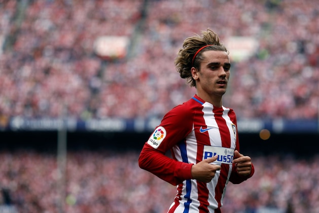 Atletico de Madrid's forward Griezmann runs during the Spanish league football match Club Atletico de Madrid vs Athletic Club Bilbao at the Vicente Calderon stadium in Madrid on May 21, 2017. / AFP PHOTO / OSCAR DEL POZO        (Photo credit should read OSCAR DEL POZO/AFP/Getty Images)
